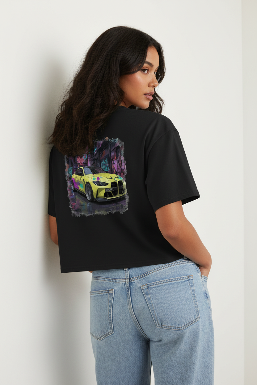 BMW M4 G82 Edición Limitada — Crop de Moda Urbana para Mujer