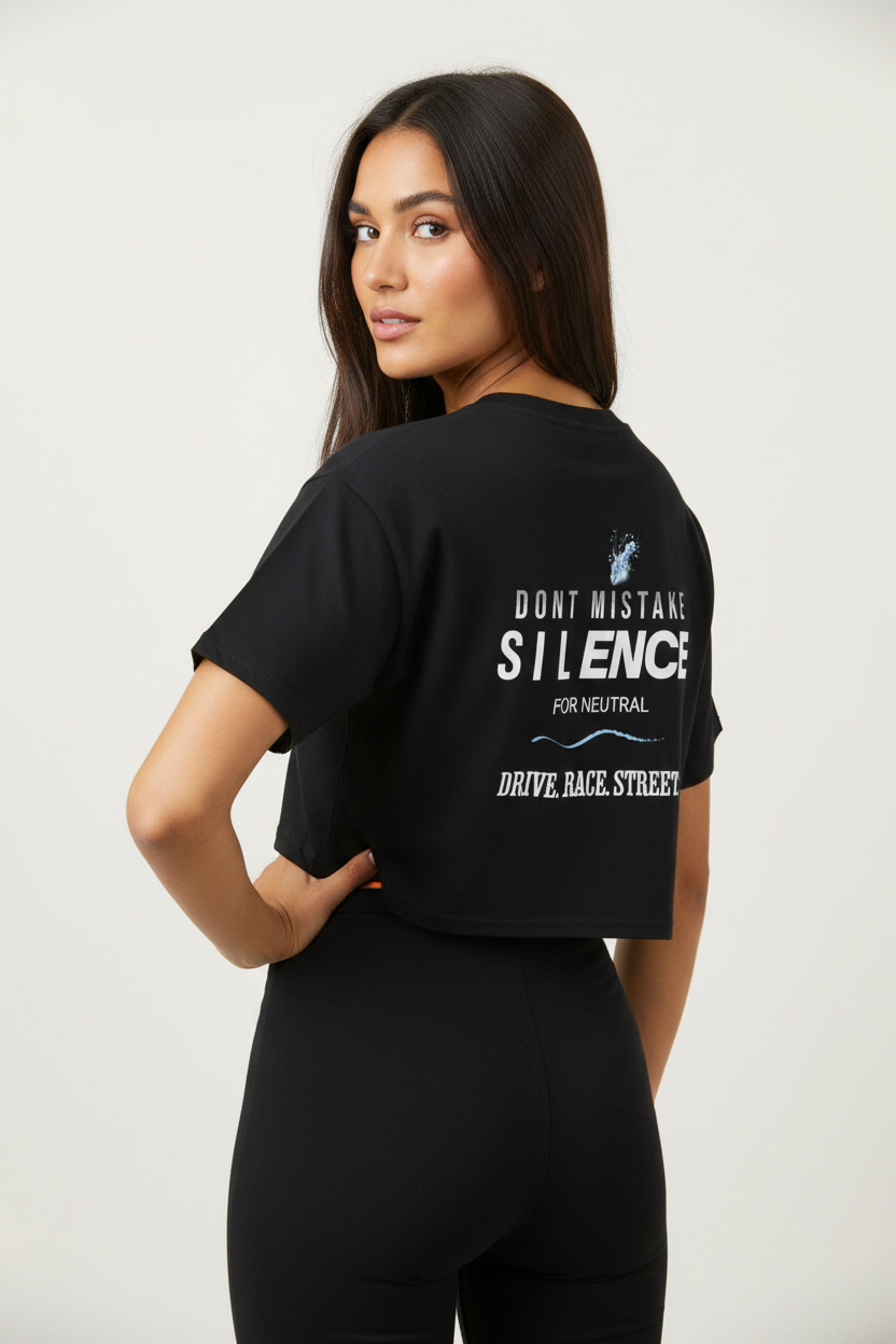 「沈黙は中立ではないと心得よ」レーシンググラフィック レディース クロップドTシャツ