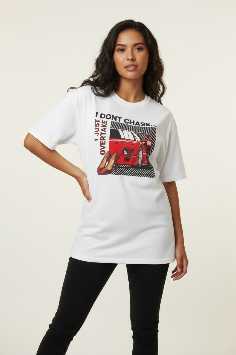 「追いかけない、ただ追い越すだけ」カーガールTシャツ