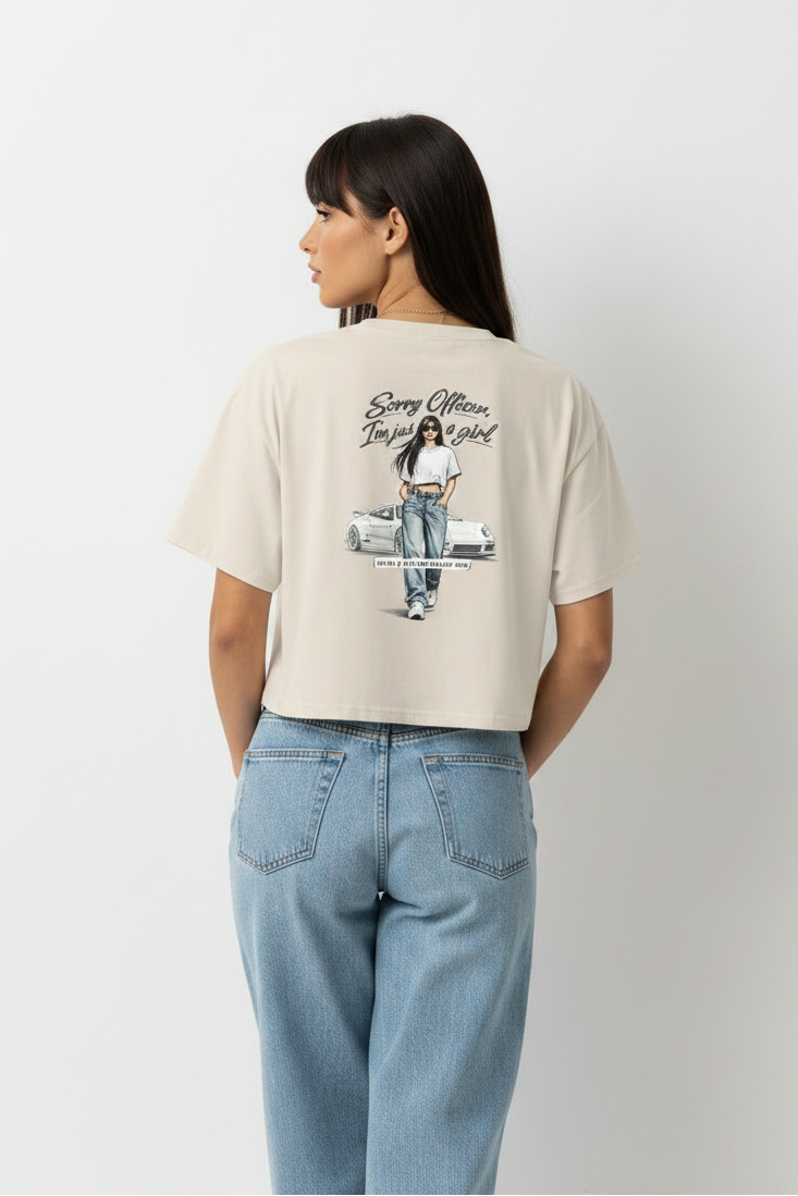 "Disculpe, oficial, solo soy una chica" — Camiseta corta con gráfico de chica de coches para mujer